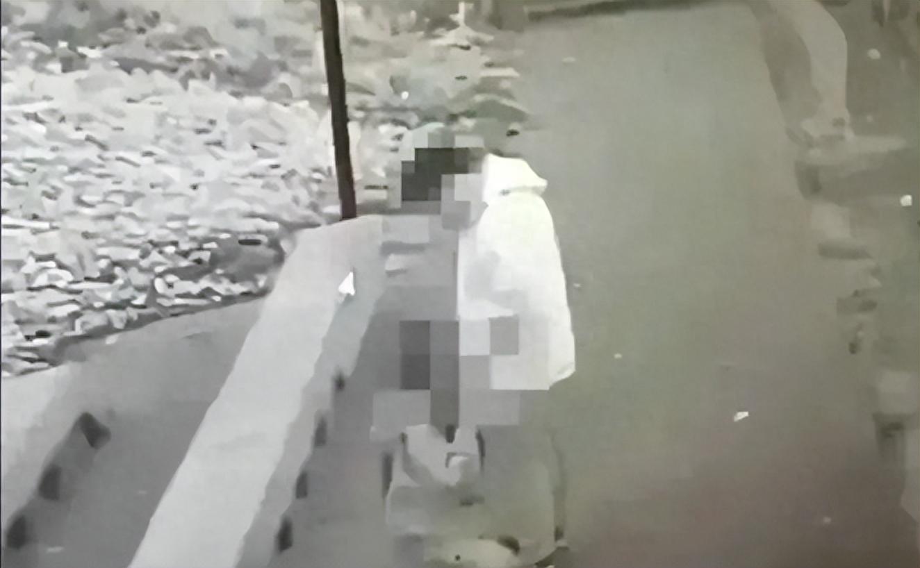 吃瓜!情侣野外不雅运动被人直播,翻录传播者遭到拘留!(情侣野外被人直播)