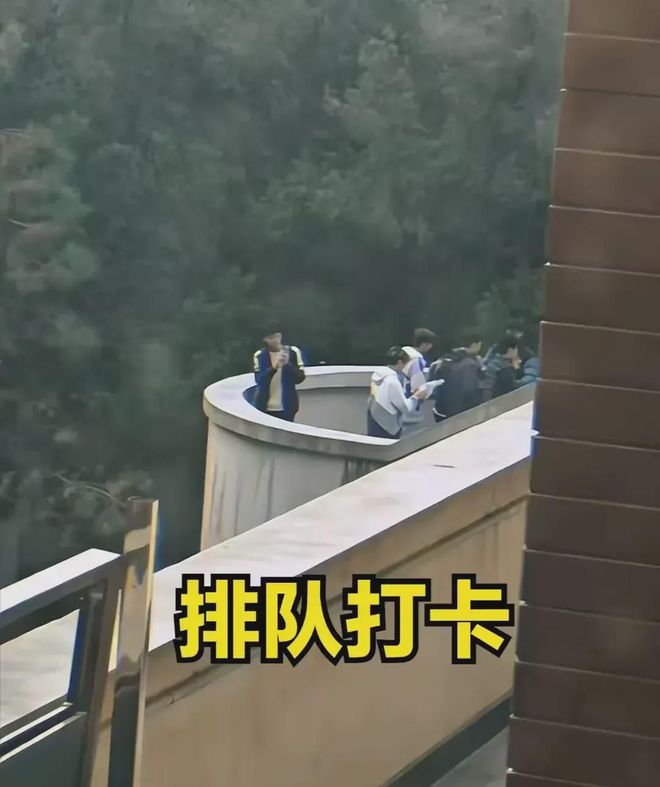 兰州交大情侣楼梯亲密不雅行为，成网络热议焦点