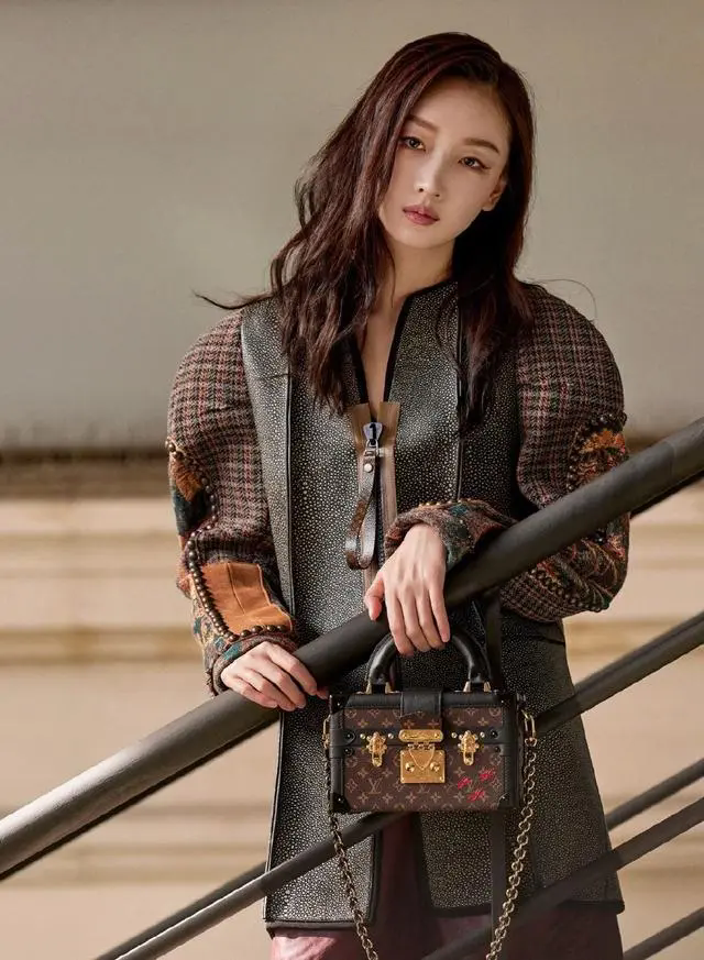 32岁周冬雨韩国之旅:纯欲连衣裙美翻天