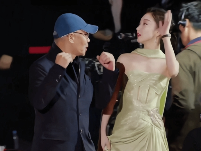 32岁周冬雨韩国之旅:纯欲连衣裙美翻天