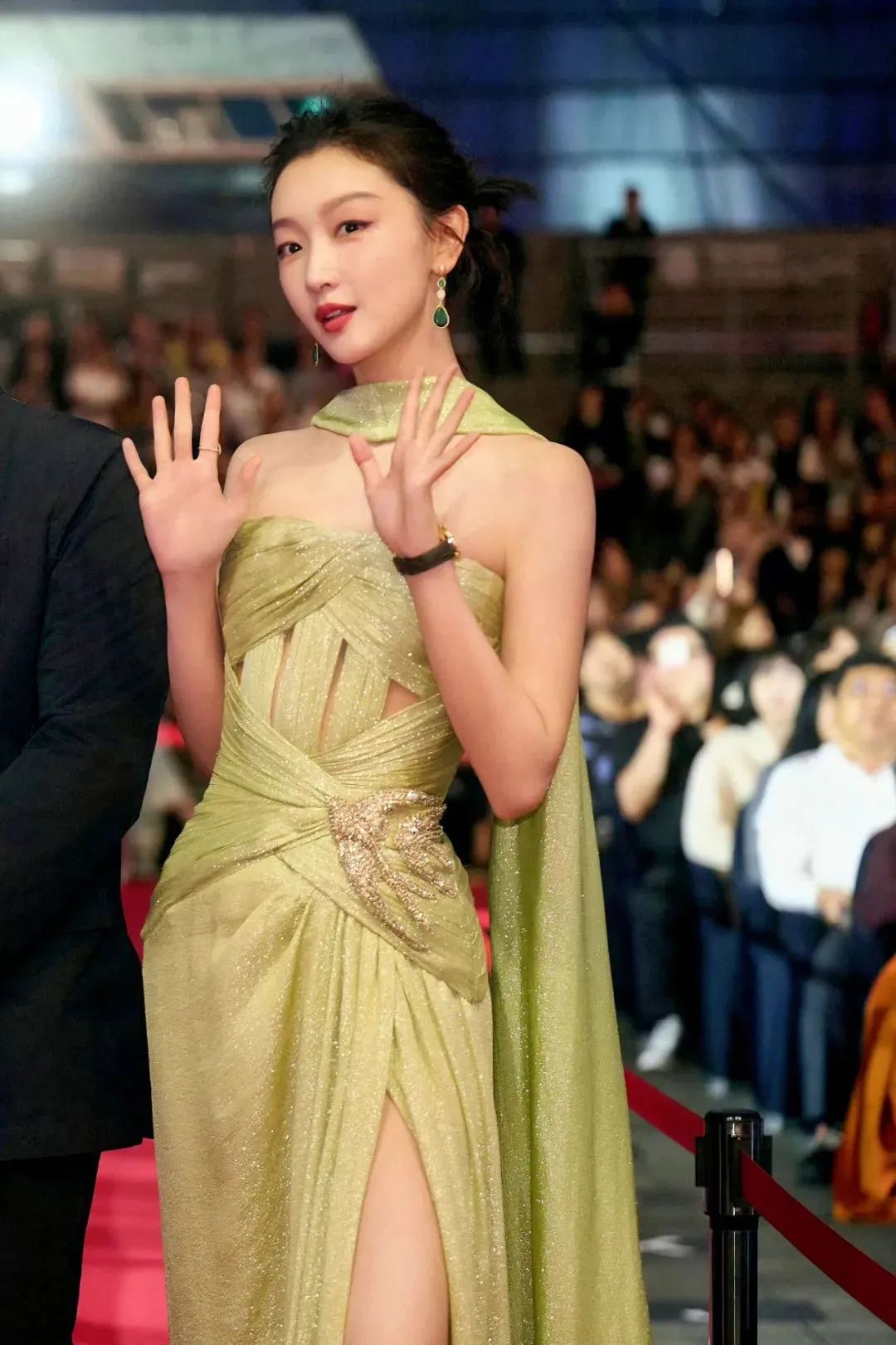 32岁周冬雨韩国之旅:纯欲连衣裙美翻天