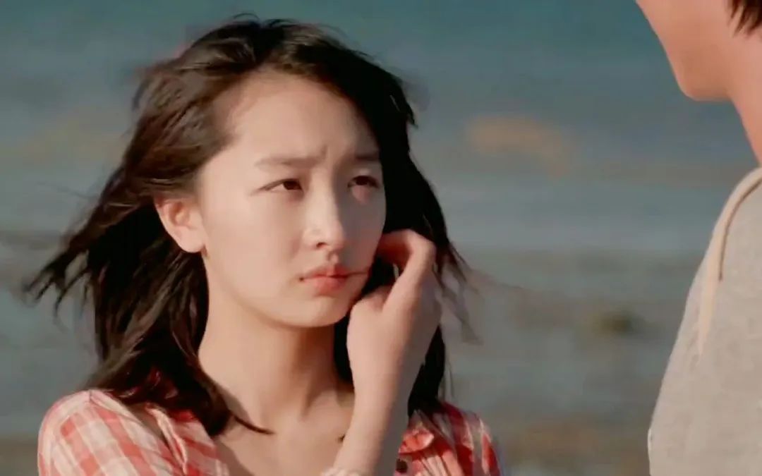 32岁周冬雨韩国之旅:纯欲连衣裙美翻天