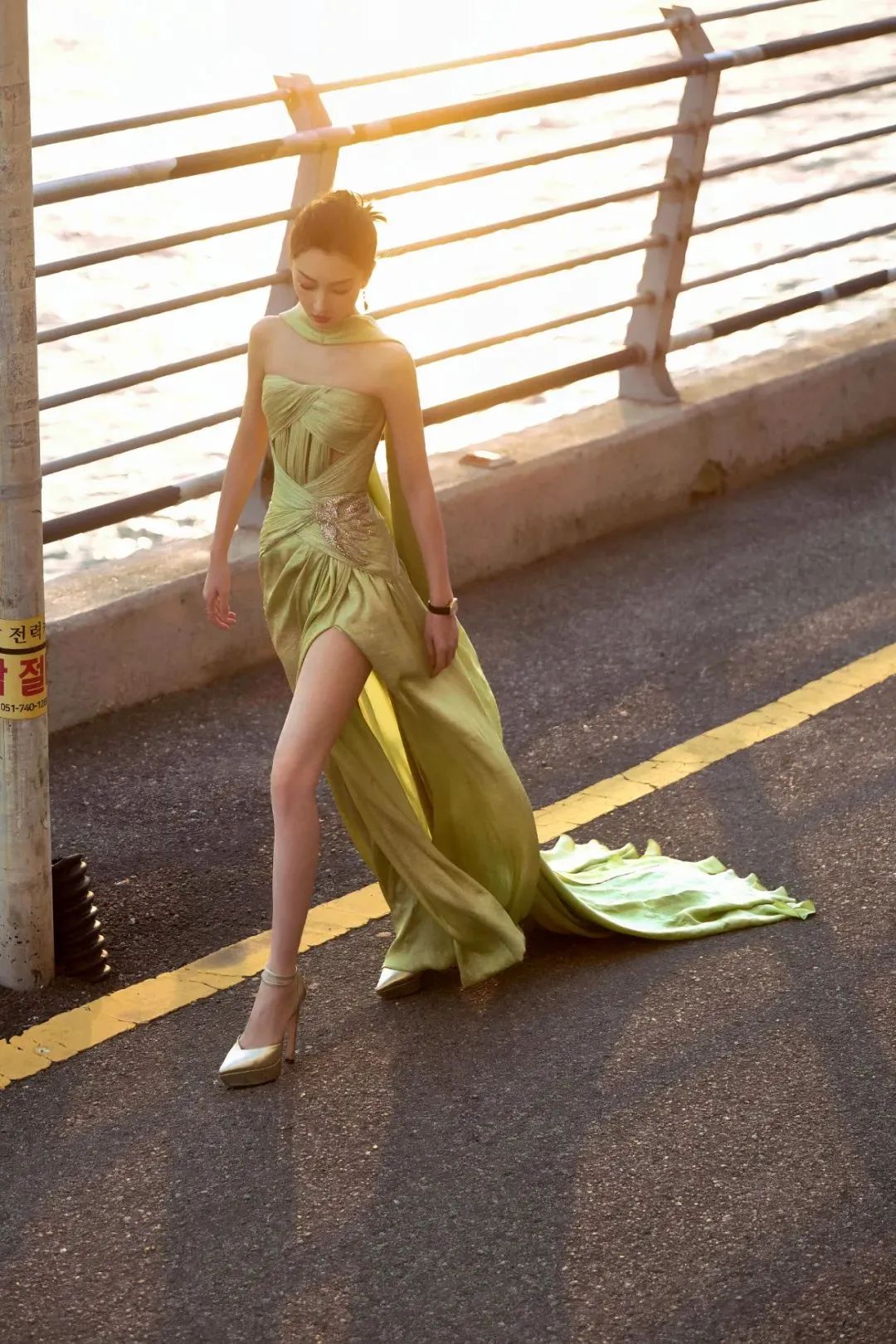32岁周冬雨韩国之旅:纯欲连衣裙美翻天