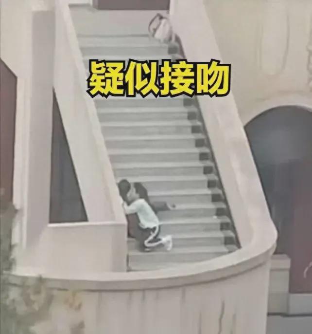 兰州交大情侣楼梯亲密不雅行为，成网络热议焦点
