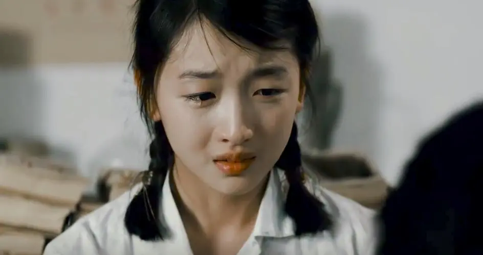 32岁周冬雨韩国之旅:纯欲连衣裙美翻天